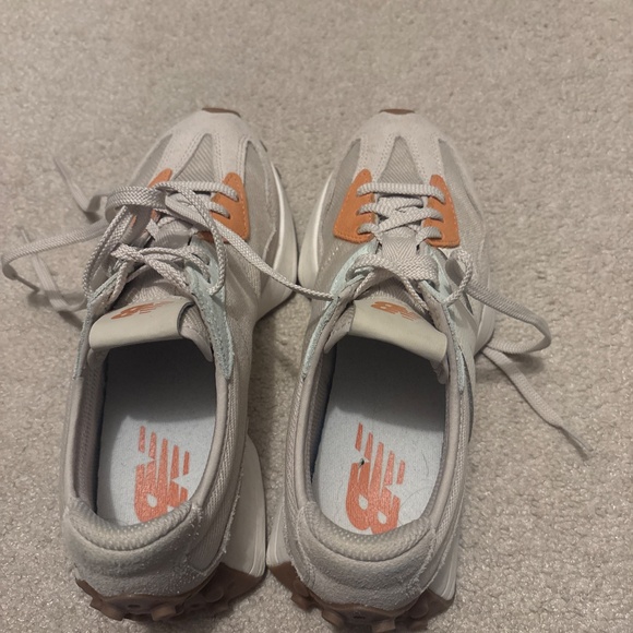 New Balance 327 size 8 - Picture 2 of 4